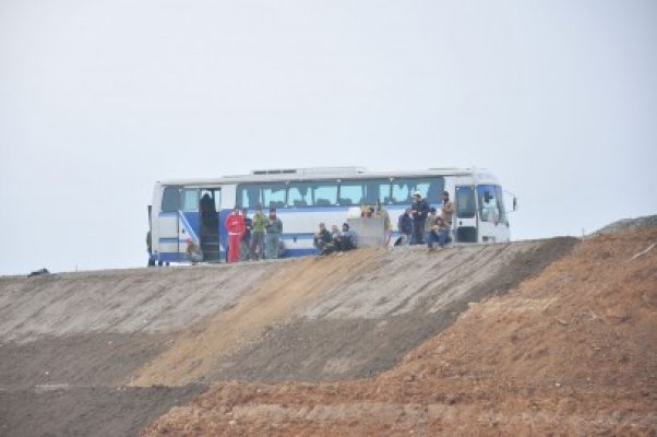 Un autocar plin cu deţinuţi care lucrează la autostradă s-a răsturnat